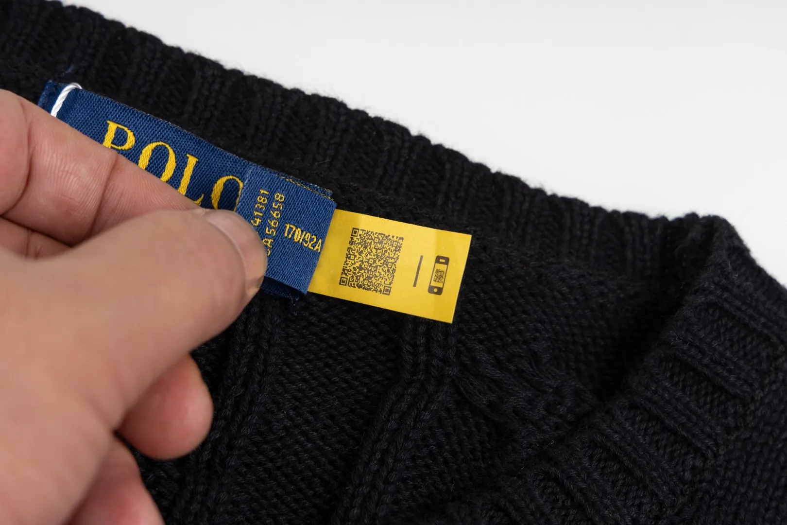 P220 #R91 RALPH LAUREN Ralph Lauren fourteen colors classic small label embroidery round neck pullover cable cardigan sweater men's top, high-density LOGO embroidery on the chest, original customization of tag accessories. Made of pure cotton yarn, pure cotton is skin-friendly and comfortable, small label war horse embroidered twist button round neck sweater 🐎 high quality, follow the blogger to learn how to wear it! Let’s buy a Ralph Lauren cable sweater. It’s a super hard-to-find series after it became popular. It’s hard to find one on the official website. It’s simple and practical to wear, with a lazy and loose feel. The thickened fabric has more texture, feels soft and delicate, and has a loose fit. Whether worn alone or layered, you can wear different styles of fashion with just one piece!   Size：XS S M L Sleeve length: 59/60/61/62/63
